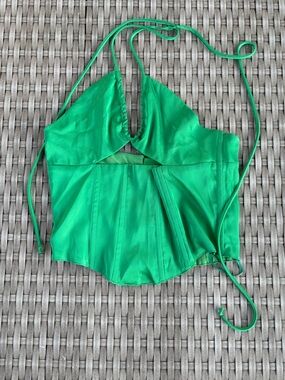 Stunning emerald green satin corset-style top 💚